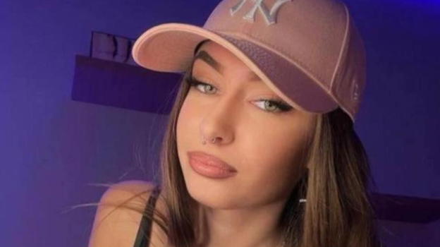 La prof di corsivo contro OnlyFans: "Distrugge psicologicamente"