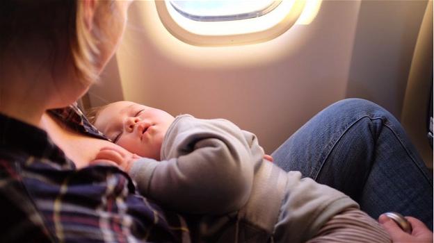 Madre con bimbo vuole scambiare il posto in aereo con un passeggero che rifiuta: caso diventa virale