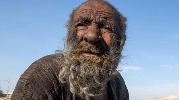 Morto Amou Haji, l’uomo che non si lavava da 68 anni: era considerato il più sporco del mondo