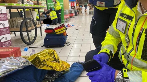 46enne accoltella gente a caso al Carrefour: morto un cassiere e ferito un calciatore
