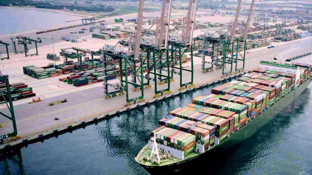 Infarto mentre lavora nella stiva di una nave: morto operaio a Taranto