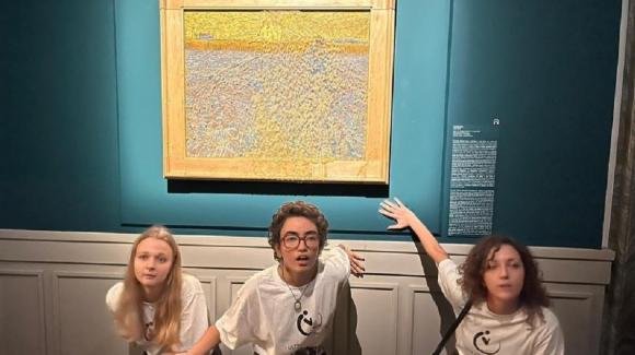 Roma, "Il seminatore" di Van Gogh imbrattato dagli attivisti