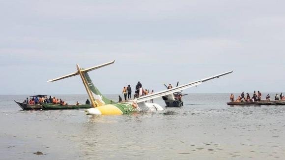 Tanzania: aereo precipita nel lago Vittoria, 19 morti e 24 superstiti