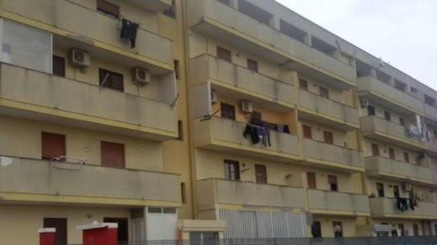 Trovata senza vita in casa: dramma della solitudine a Tuturano