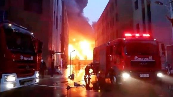 Cina: 38 morti in un incendio in fabbrica