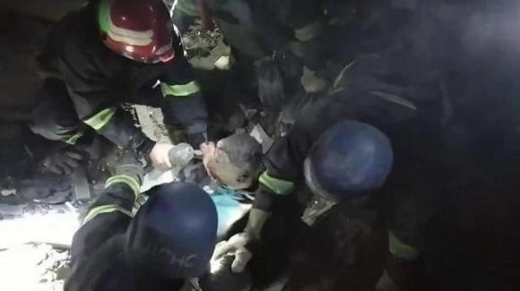 Ucraina: le bombe colpiscono un ospedale, muore un neonato. La madre è viva