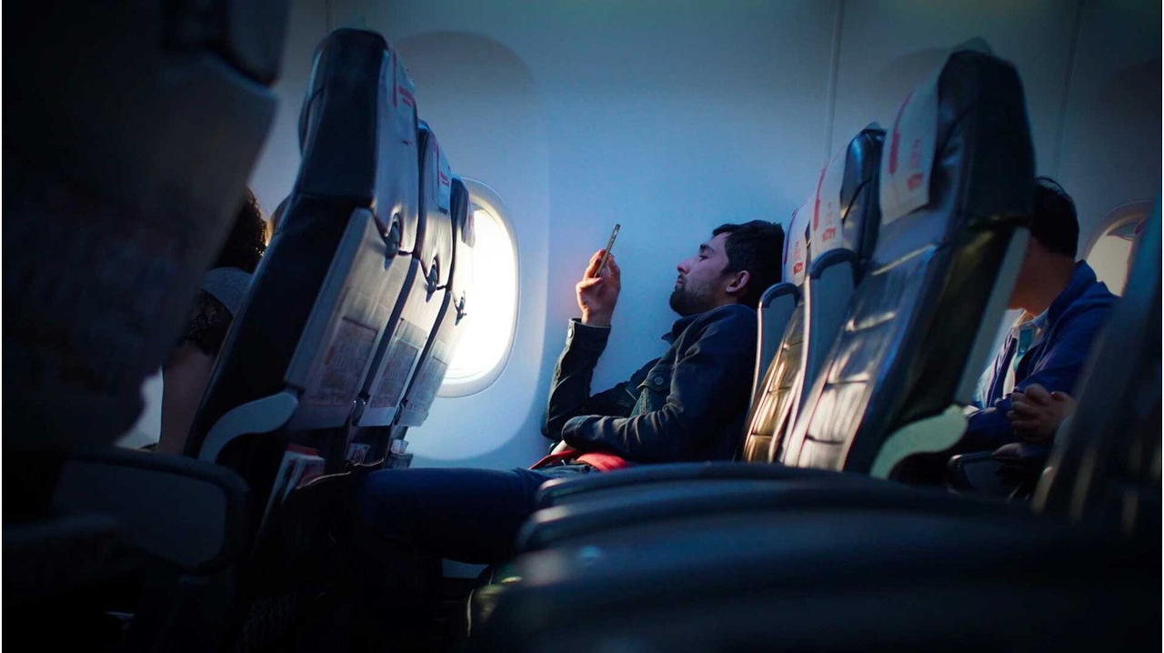 La modalità aereo è destinata a sparire in Europa: si potrà navigare e telefonare in 5G in aereo