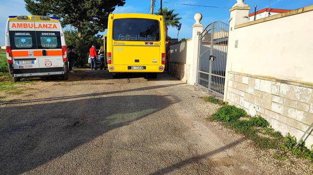 Scuolabus fa retromarcia e investe un’anziana: la donna muore in ambulanza