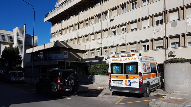 Si accascia e muore improvvisamente davanti al Cup dell’Asl: dramma a Brindisi