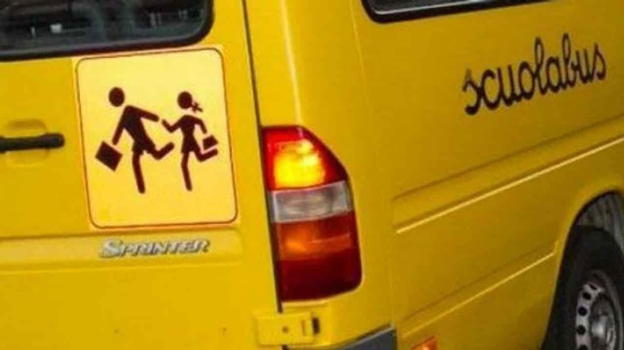 Dimenticato sul bus, bimbo di 4 anni torna a casa da solo