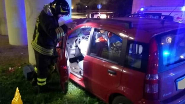 Auto contro pilastro del cavalcavia: miracolate 5 persone