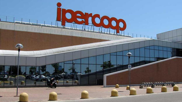 Il marito non la vede rientrare dalla spesa, 55enne trovata morta nel bagno del supermercato