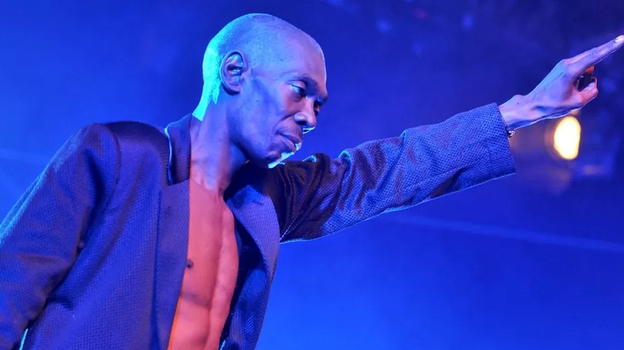 Addio a Maxi Jazz, il cantante del gruppo dance Faithless muore a 65 anni