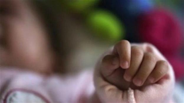 Rimini, neonata abbandonata senza nome e certificato: madre in carcere e padre in fuga