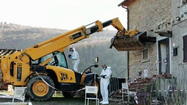 Assalta con una ruspa la casa del vicino, che lo uccide sparandogli