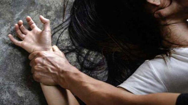 Tenta di violentare una 14enne a una festa per poi bullizzarla: indagato