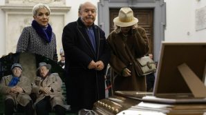 Lino Banfi omaggia Costanzo: