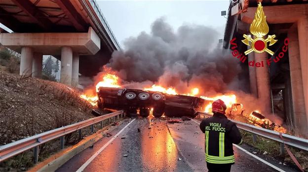 Tir precipita dal viadotto della A1 e prende fuoco, morto l’autista: "Poteva essere una strage"