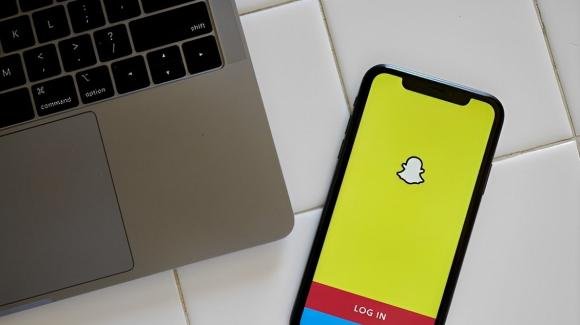 Snapchat: record di utenti, roll-out per un chatbot basato su OpenAI