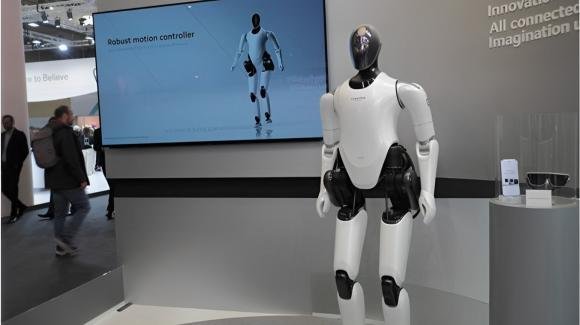 MWC 2023: Xiaomi mostra la ricarica da 300 W, un robot umanoide e un cane robot