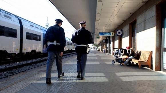 Scoppia una lite sul treno tra due giovani: il macchinista le lascia alla stazione