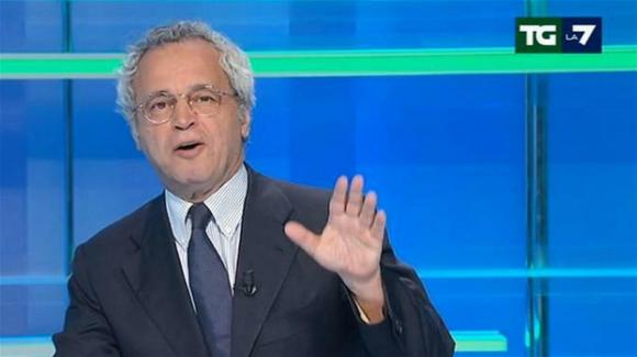 Enrico Mentana conduce il tg in dolce compagnia: il segreto nascosto sotto il bancone