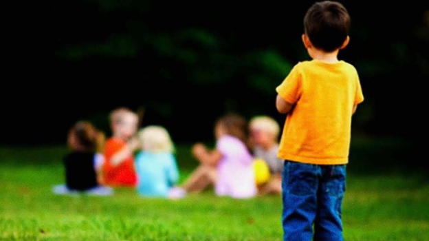 Unico tra i suoi compagni di classe a non essere stato invitato alla festa di compleanno