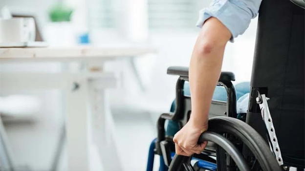 Da Stephen Hawking a Gianluca Vialli: le vittime della SLA e i traguardi raggiunti della onlus AISLA