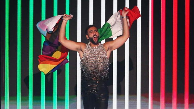 Eurovision, la performance di Marco Mengoni e il gesto della bandiera