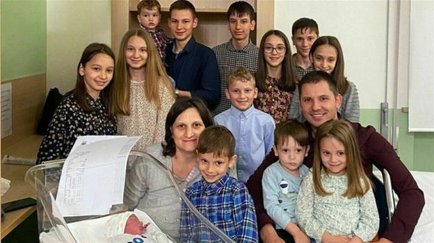 38enne partorisce il suo tredicesimo figlio: la famiglia record