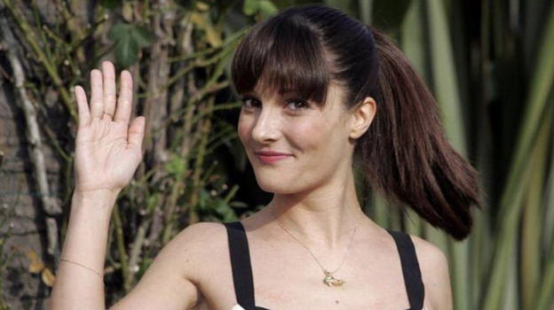 Victoria Cabello dichiara: "Sono nubile a 48 anni, sono in una queer family e sto bene con la mia solitudine"