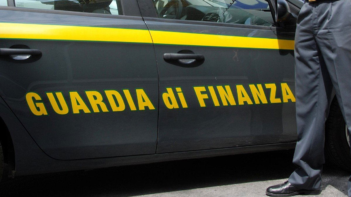 La Guardia Di Finanza Di Teramo Sequestra 19mila Gadget Illegali Dei ...