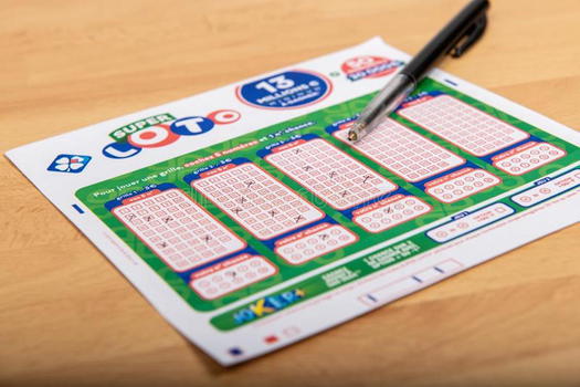 Vince 18 milioni di euro al Lotto dopo dieci anni di fedeltà alla sua schedina