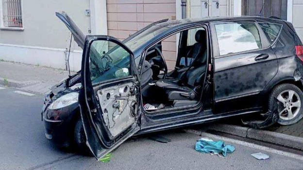 Brescia, 13enne si schianta su negozio con l’auto della madre: rischia amputazione del piede