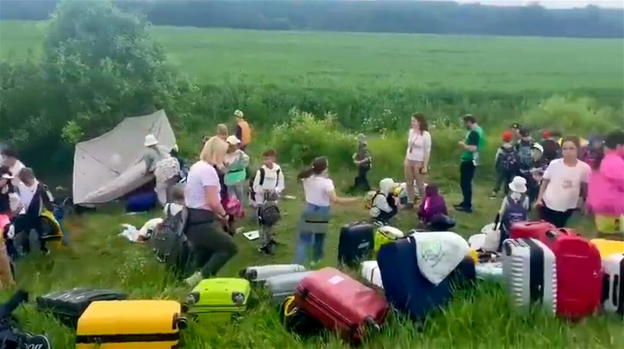 Autista butta una scolaresca giù dal pullman abbandonandola in strada