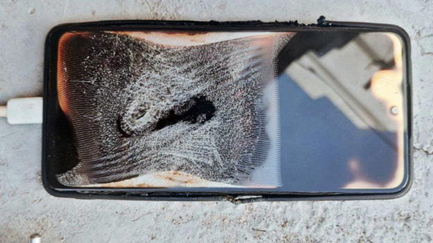 Uno smartphone Redmi Note 10 Pro si è bruciato mentre si caricava