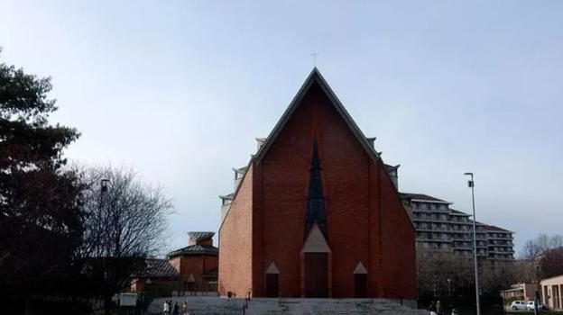 Entra in chiesa nudo e insulta il parroco con il cero: “Sono posseduto dal demonio”. Deceduto per infarto poco dopo