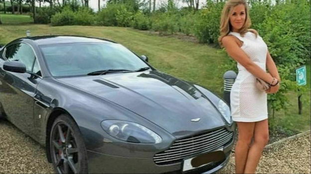 Il giorno delle sue nozze, la sposa viene filmata nuda di nascosto dal fotografo