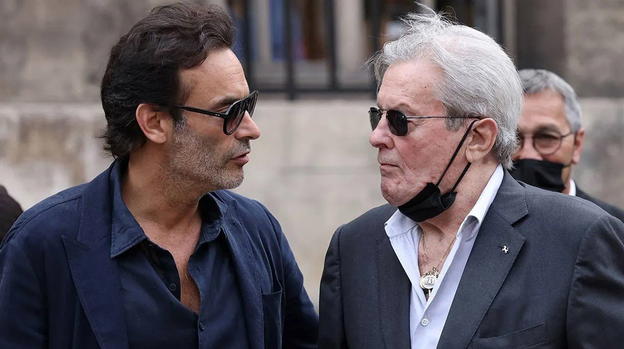 I figli di Alain Delon denunciano la sua badante per abusi e comportamenti vessatori