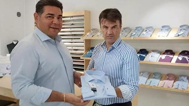 La camicia intelligente effettua pagamenti e trasferisce dati: "Un dispositivo nel polsino la rende come uno smartphone"