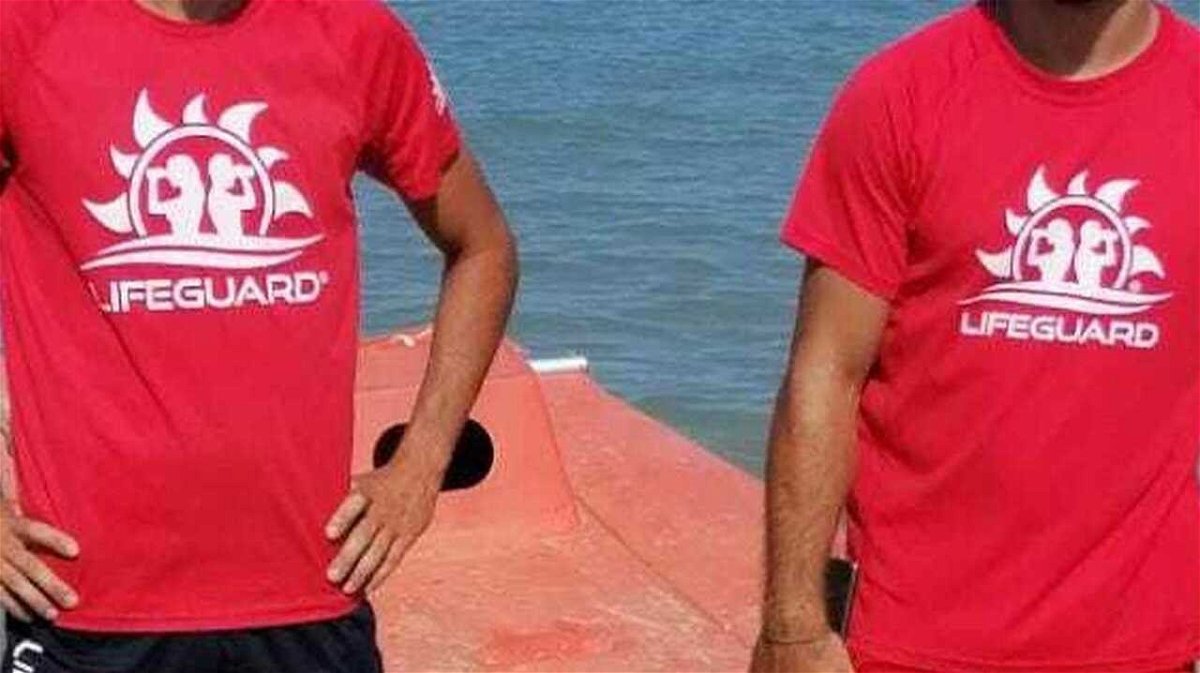 Pescara, bambino autistico di 10 anni rischia di annegare: salvato da due bagnini