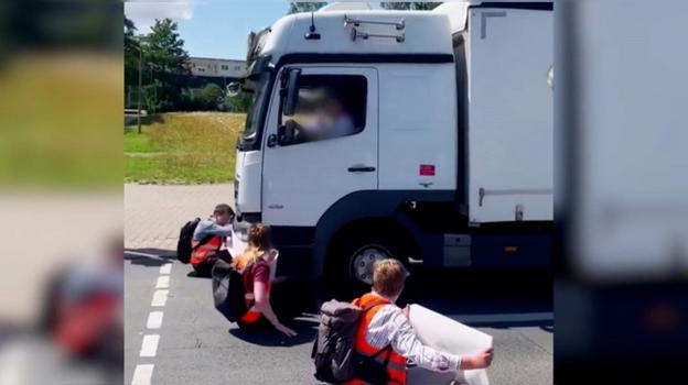 Attivisti protestano in strada bloccando il traffico, ma un camionista li investe