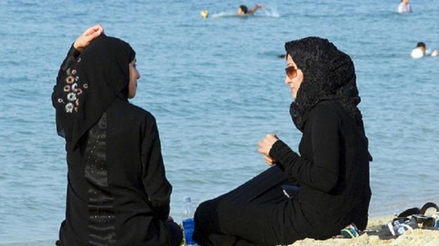 Monfalcone, sindaca contro il burqini: "Basta musulmani vestiti sulla spiaggia, si adeguino ai nostri costumi"