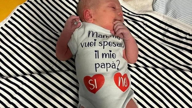 "Mamma, vuoi sposare il mio papà?": la proposta di matrimonio sulla tutina del neonato