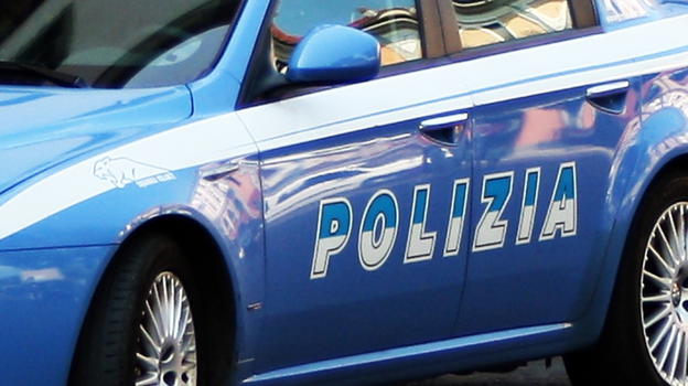 Lite tra marito e moglie, volano dalla finestra mobili e televisori. Arrestato l’uomo per possesso sostanze stupefacenti