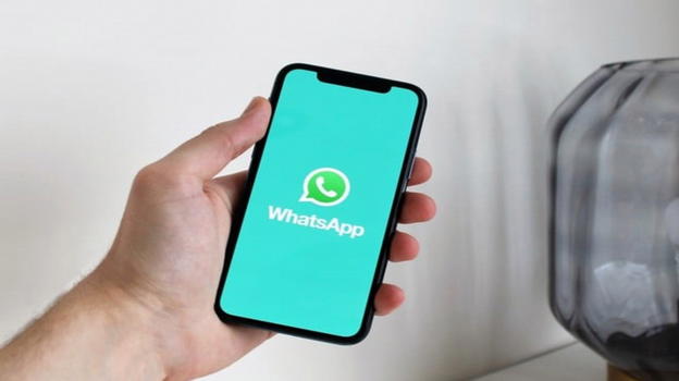 WhatsApp dice addio a 35 cellulari vecchi: ecco come salvare le chat