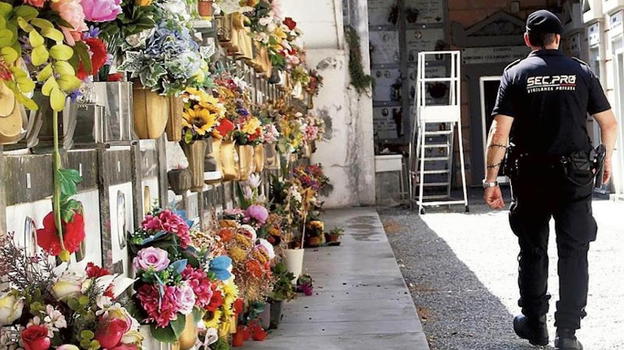 Vigilanti al cimitero per vietare l’ingresso ai migranti: "Ci vanno per lavarsi e dormire"