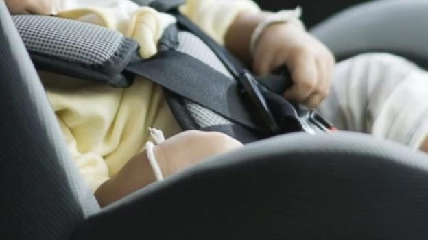 Genitori lasciano figlio di un anno in auto sotto il sole e vanno al centro commerciale a fare shopping: “Dormiva”