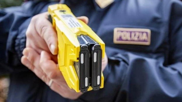 Sulmona: prende a pugni un poliziotto, bloccato con il taser