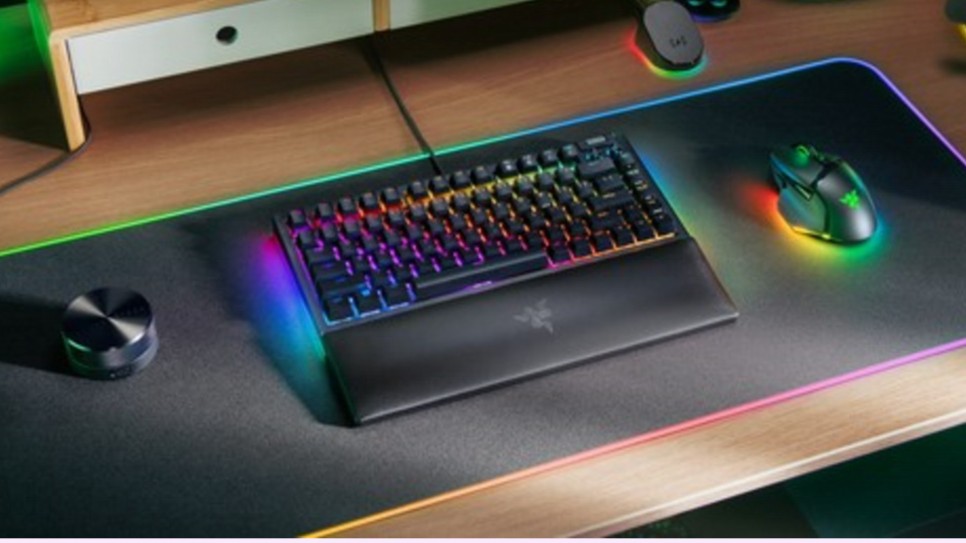 Razer BlackWidow V3 Pro Tastiera Gaming Wireless - Switch Verde Meccanico, Layout UK, RGB Chroma